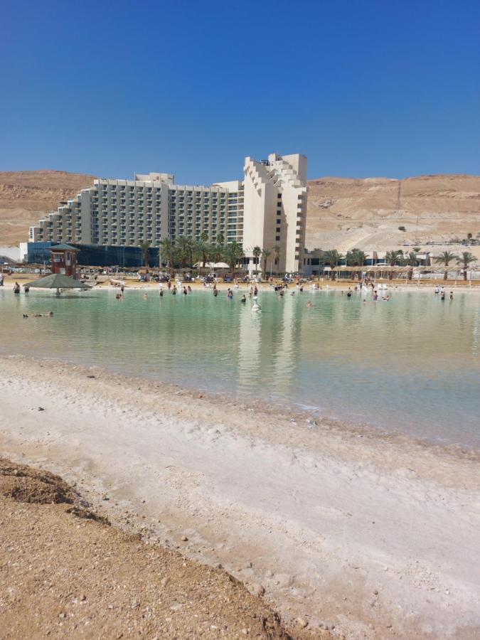 המקום של כרמית 네베 조하르 외부 사진